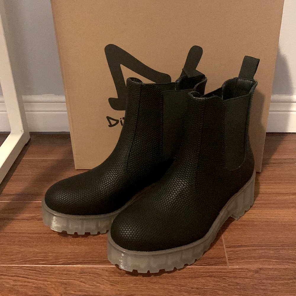 Dirty Laundry boots - size 6